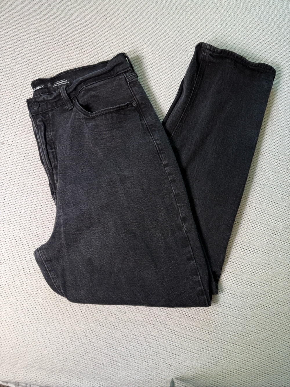 Old Navy Sky-Hi Straight Jeans in Black. Size 16 Tall